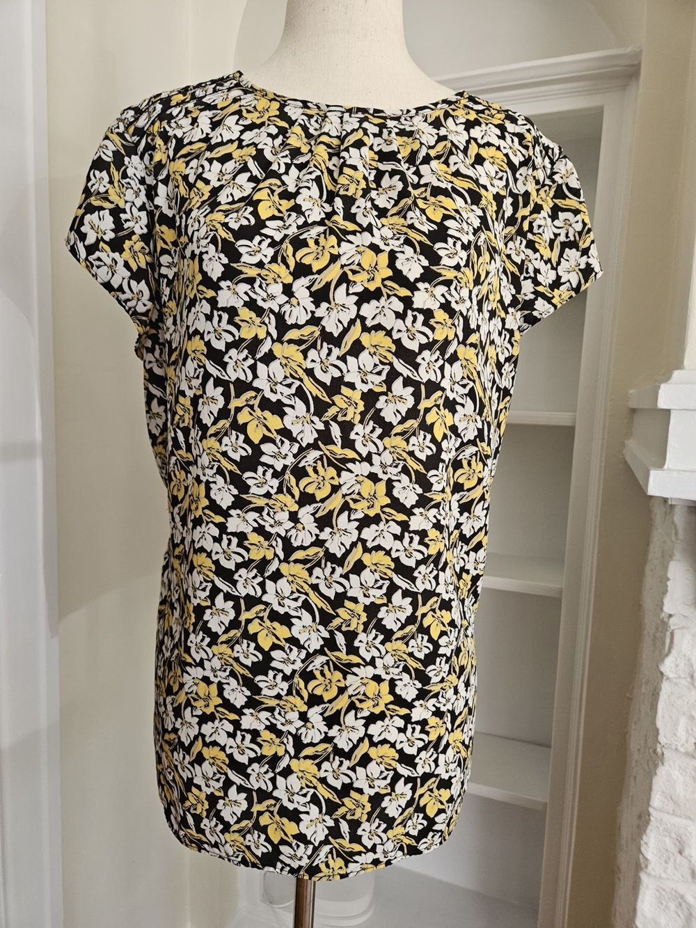 Banana Republic - M- Black Floral Sleeveless Blouse with Yellow & White Blooms